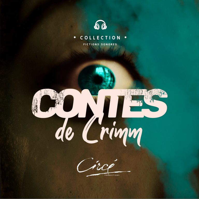 L'image représente une couverture de livre sombre et mystérieuse. En haut, une petite icône de casque audio surplombe l'inscription « COLLECTION FICTIONS SONORES » en blanc. Juste en dessous, en gros caractères blancs vieillis, on peut lire « CONTES de Grimm ». Un gros plan d'un œil humain à l'iris d'un bleu turquoise éclatant est visible en arrière-plan, semblant regarder légèrement vers la droite. Le fond est un dégradé, passant d'un vert foncé et sourd à gauche à un bleu turquoise plus intense à droite. En bas, en lettres blanches élégantes, on peut lire « Circe PRODUCTIONS ».